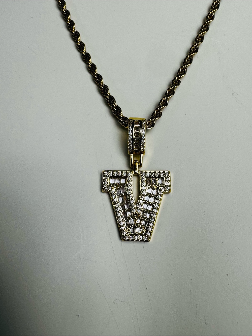 Gold Tone Iced Out Letter V Pendant Rope Chain Necklace New - Picture 2 of 8